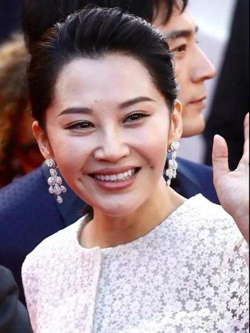 袁立爆料冯小刚结婚视频,一段尘封往事的再掀波澜  第2张